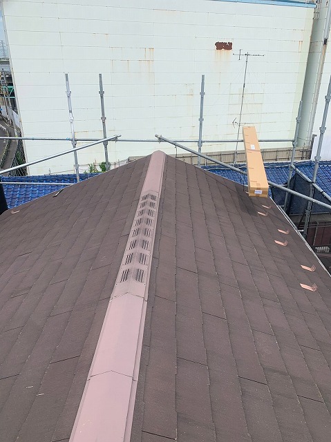 スレート屋根から横暖ルーフを使った屋根カバー工事を行いました！川口市屋根カバー工事　横暖ルーフαｓ　ニチハ　センタールーフ　スレートボロボロ　ガルバリウム鋼板　